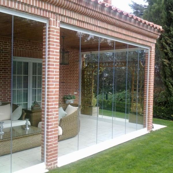 Скління альтанки холодне.