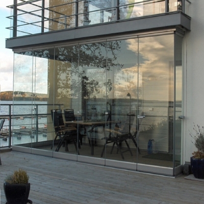 Скління панорамне та безрамне.