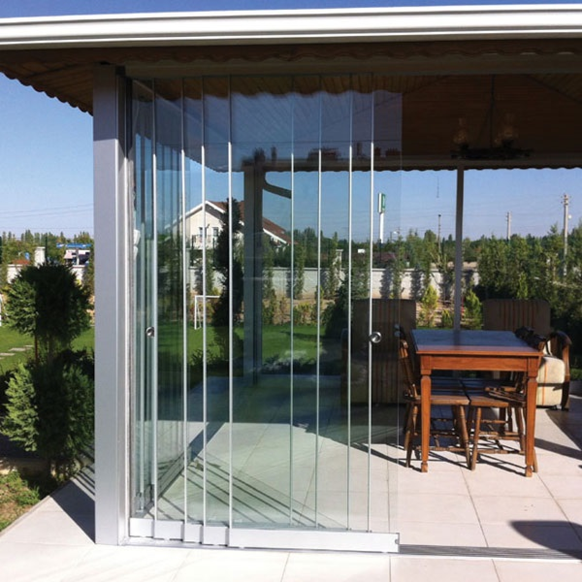 Скління альтанки La Roda – слайдинг, прозоре скло Скління альтанки La Roda – слайдинг, прозоре скло
