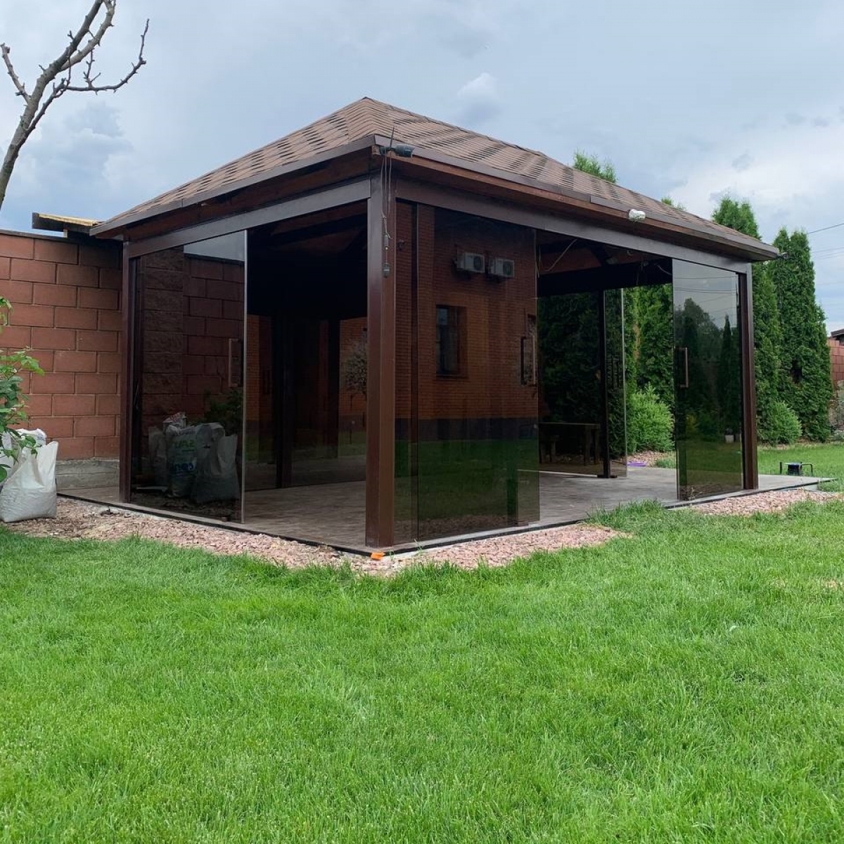 Скління альтанки Tarifa – скло бронза 8 мм, верхній підвіс, 4 сторони