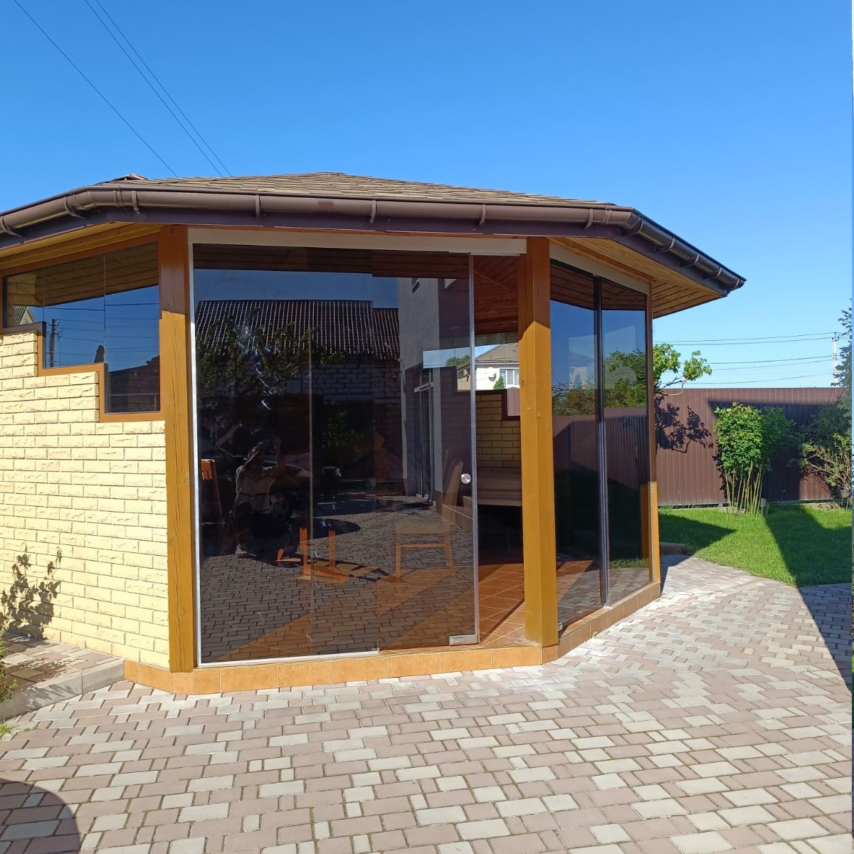 Скління альтанки Tobarra – скло бронза, розсувні системи з верхнім підвісом