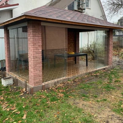 Скління альтанки Yecla – прозоре скло, розсувні системи з верхнім підвісом