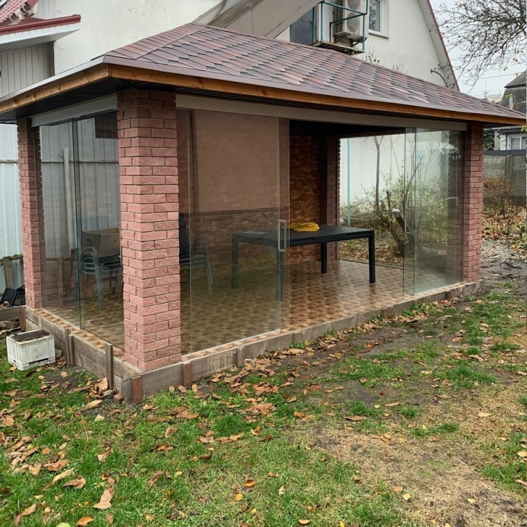 Скління альтанки Yecla – прозоре скло, розсувні системи з верхнім підвісом