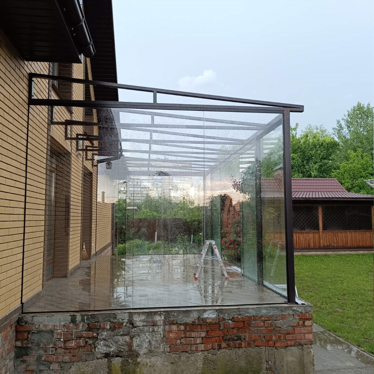 Скління альтанки Zaragoza – металокаркас, чорний матовий профіль Bural, верхній підвіс