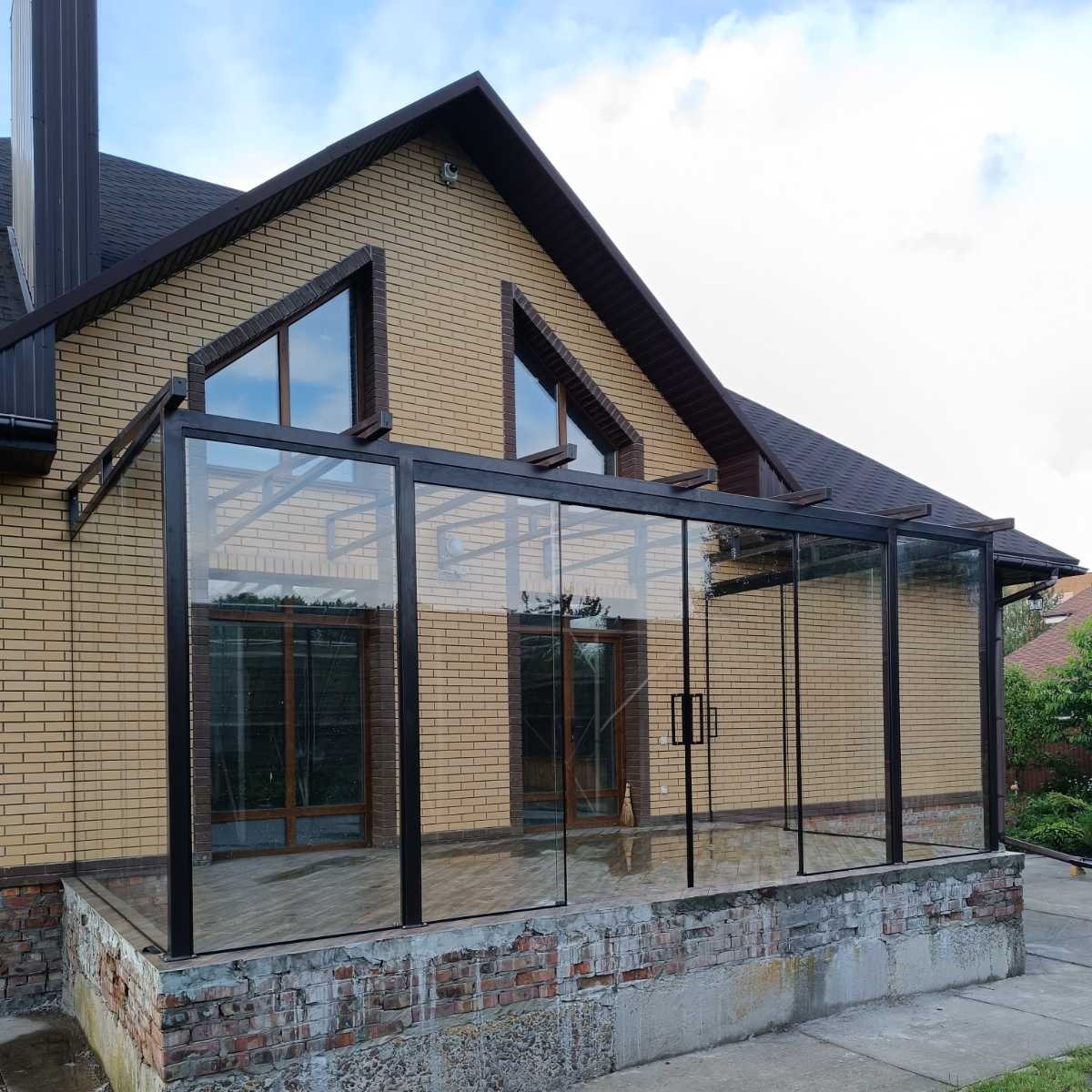 Скління альтанки Zaragoza – металокаркас, чорний матовий профіль Bural, верхній підвіс