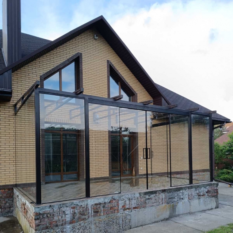 Скління альтанки Zaragoza – металокаркас, чорний матовий профіль Bural, верхній підвіс