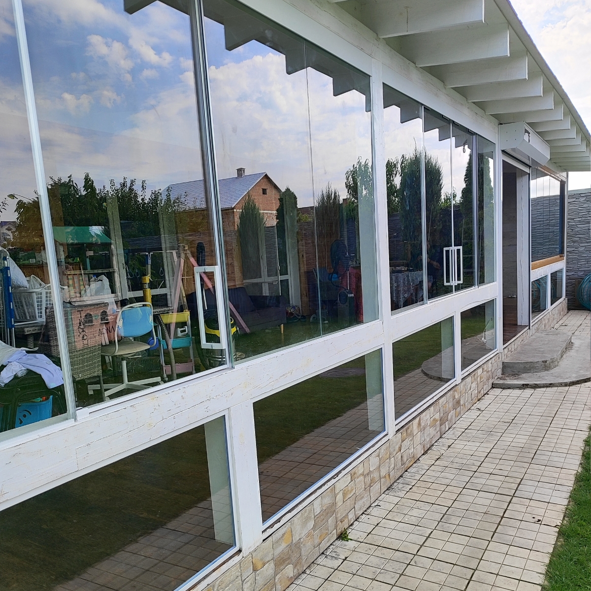 Скління дерев’яної альтанки Blanca – білий профіль.