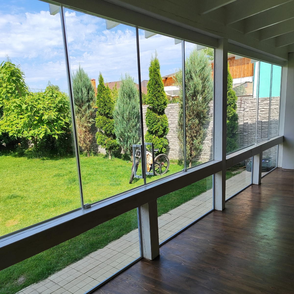 Скління дерев’яної альтанки Blanca – білий профіль.