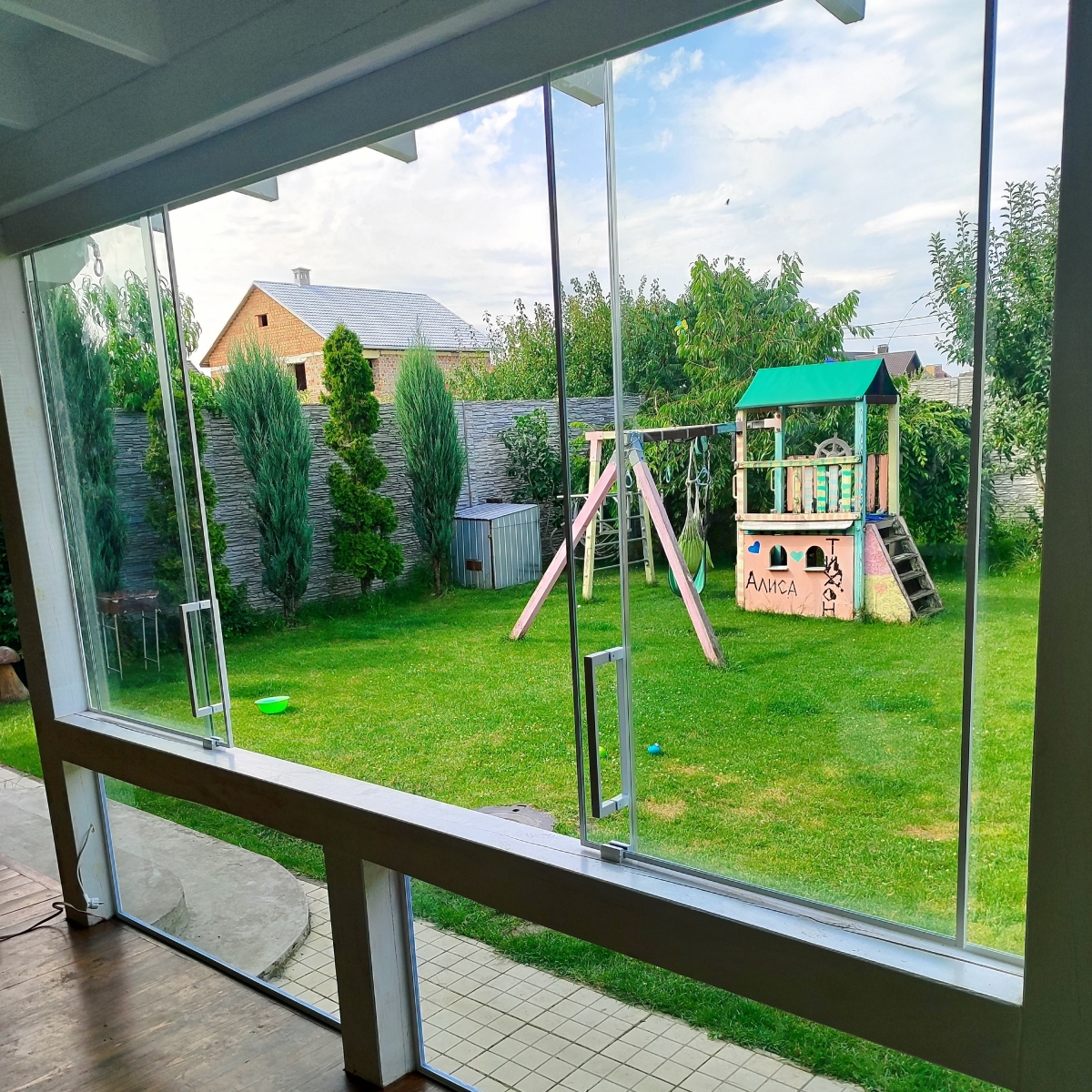 Скління дерев’яної альтанки Blanca – білий профіль.