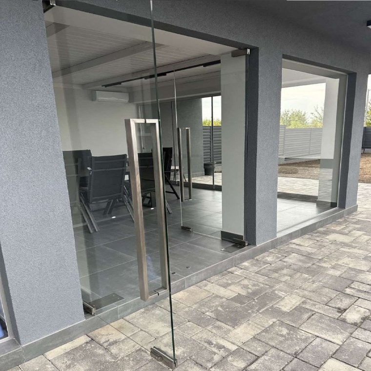 Скління прибудови Novelda – маятникові двері, скло 10 мм, фурнітура 304 Скління прибудови Novelda – маятникові двері, скло 10 мм, фурнітура 304