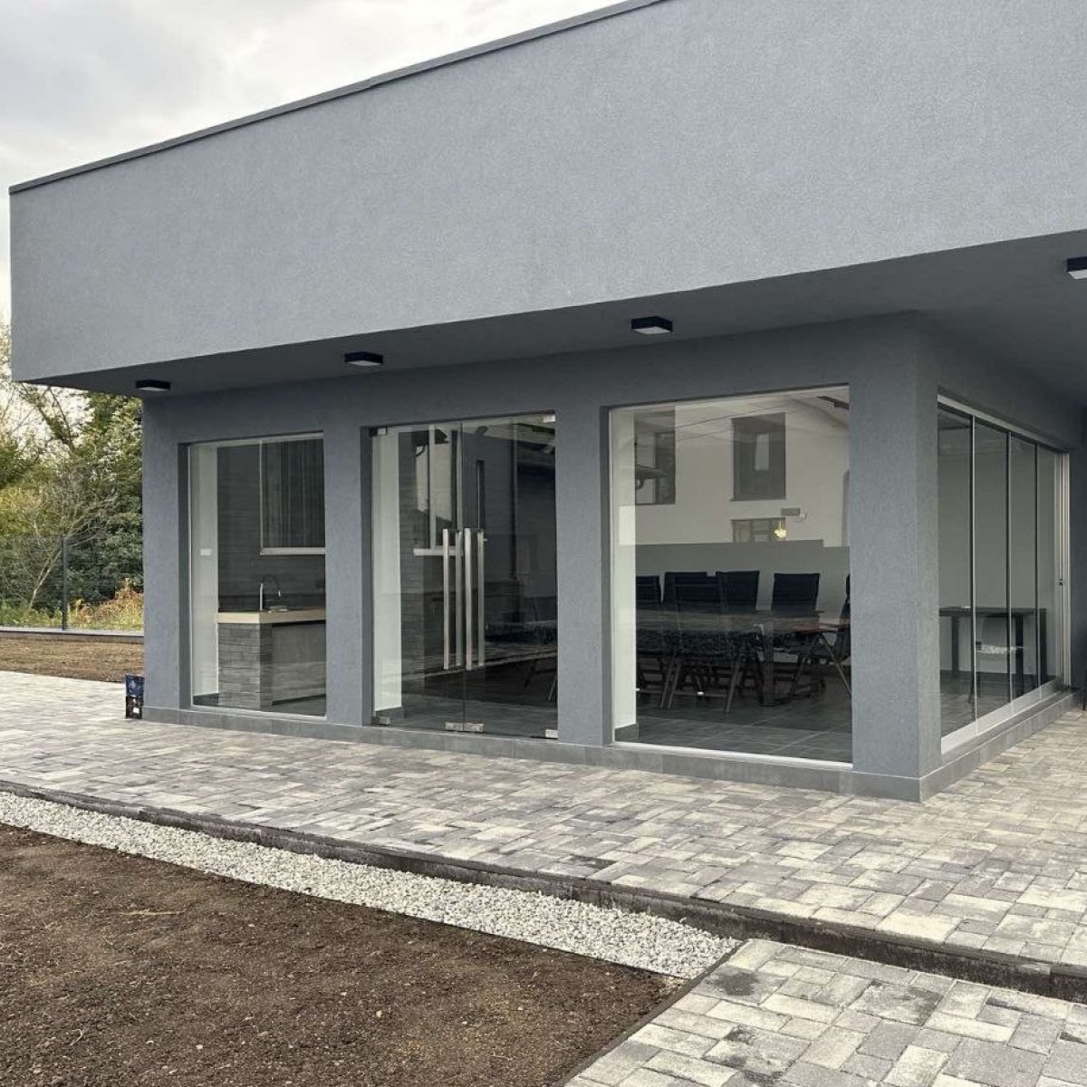 Скління прибудови Novelda – маятникові двері, скло 10 мм, фурнітура 304