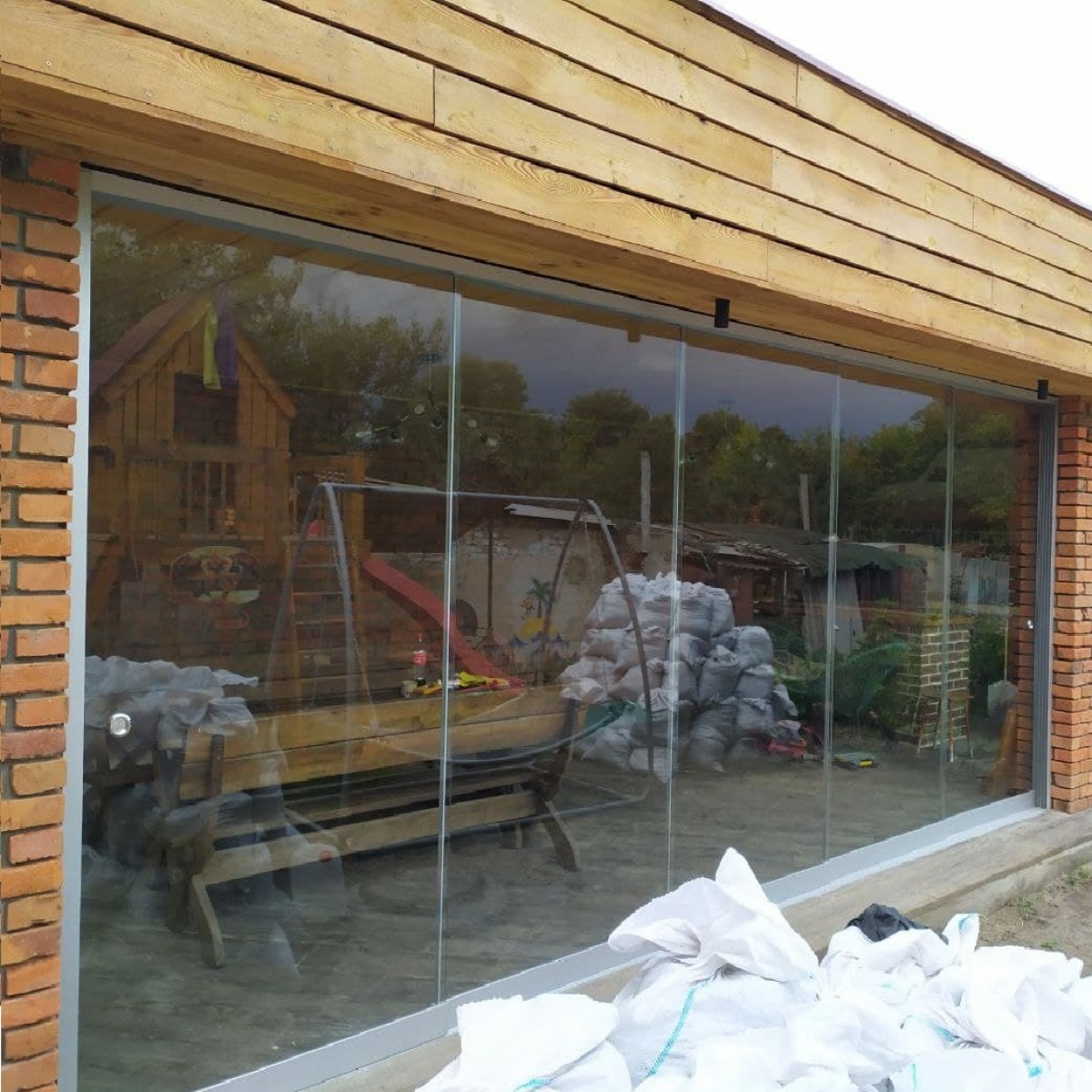 Скління тераси Linares – анодований профіль, слайдинг, зона барбекю