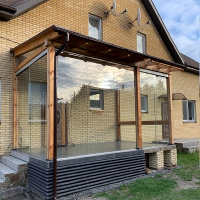 Скління дерев’яної тераси Requena – комбінована система з нижньою огорожею