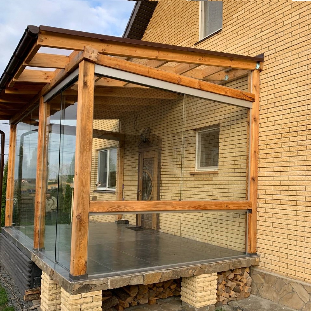 Скління дерев’яної тераси Requena – комбінована система з нижньою огорожею