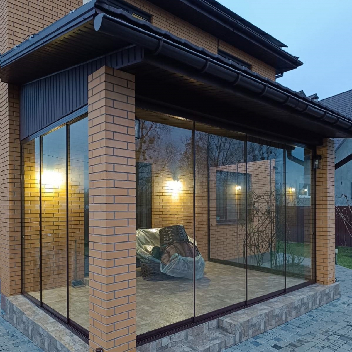 Слайдинг-система Vera – коричневый профиль, прозрачное остекление веранды