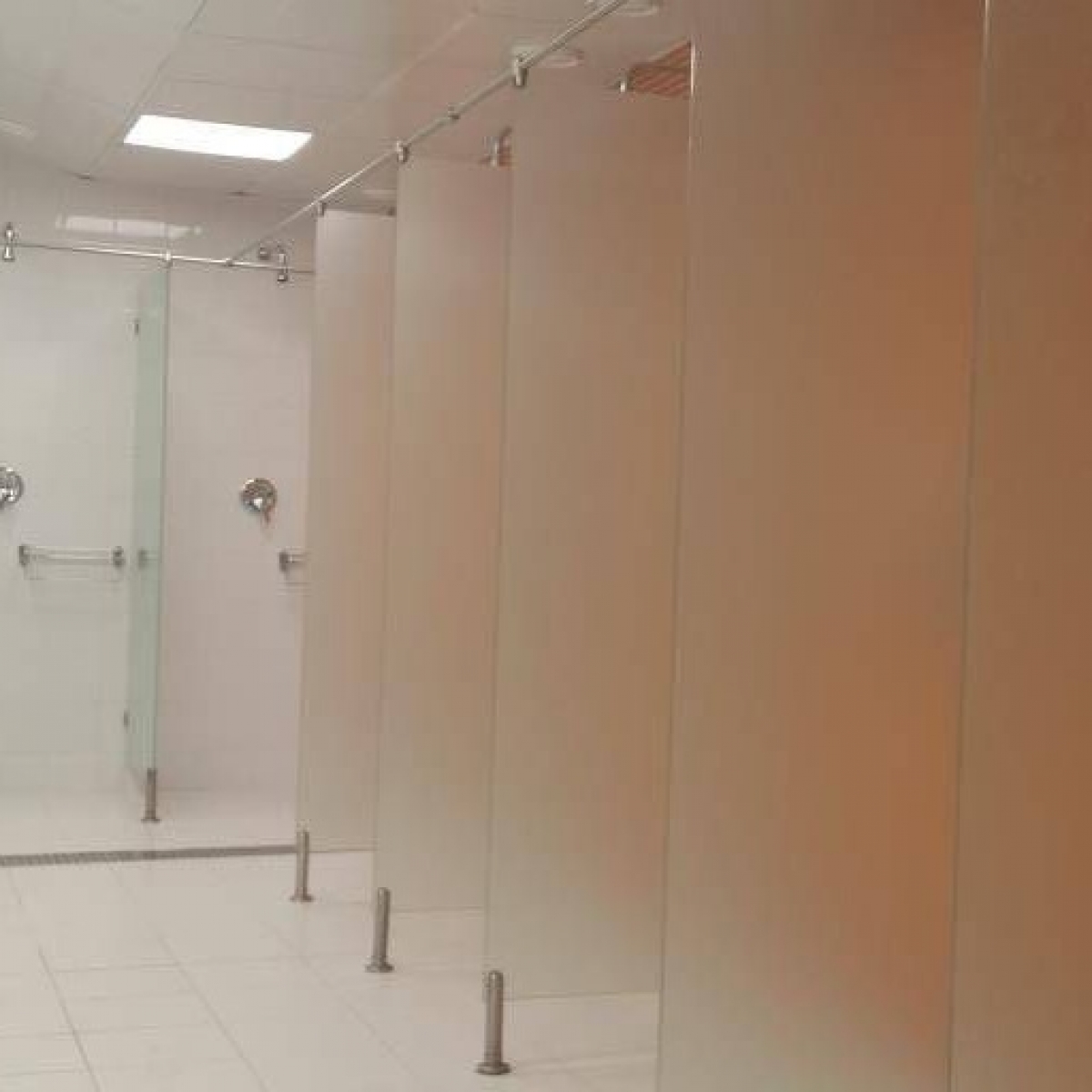 Сантехнічні перегородки та душові зі скла «Loja»