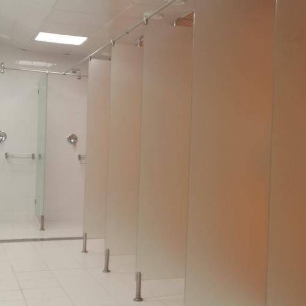 Сантехнічні перегородки зі скла для заправок та громадських установ «Águilas»