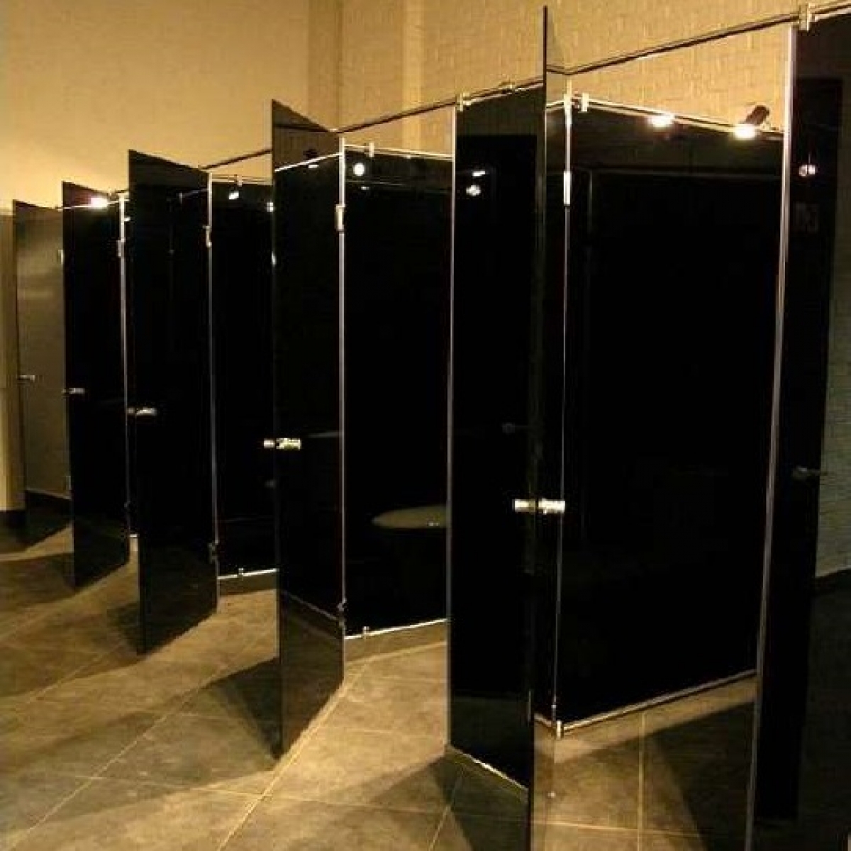 Сантехнічні перегородки та душові зі скла «Loja»