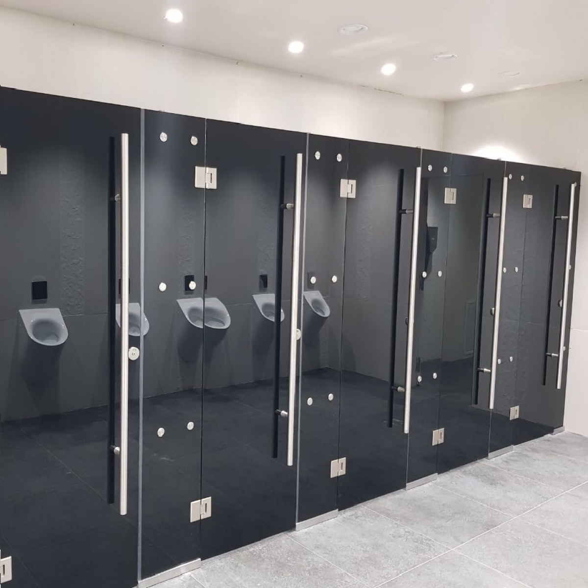 Сантехнічні перегородки та душові зі скла «Loja»