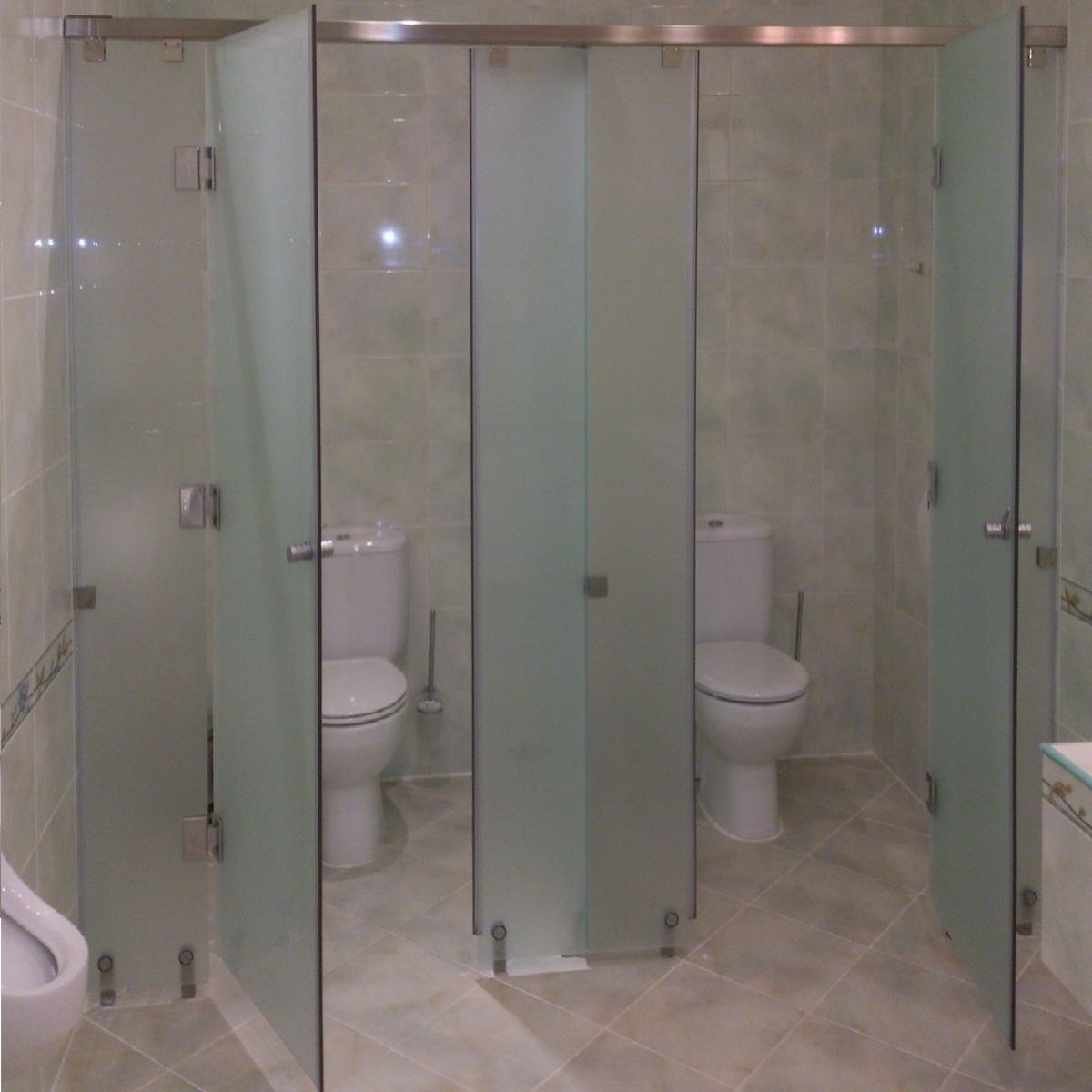 Сантехнічні перегородки та душові зі скла «Loja»