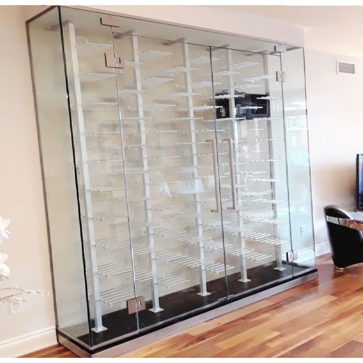 Glass Wine Cabinet "Mojácar" - скляна винна шафа в інтер