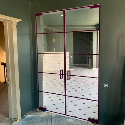 Перегородка Agramunt в бордовом профиле RAL, две маятниковые двери