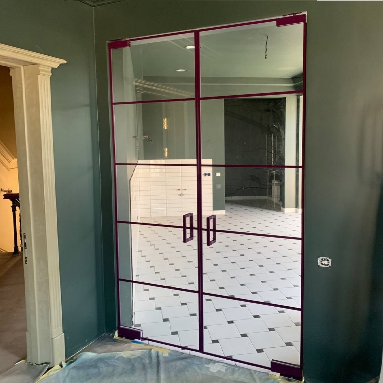 Перегородка Agramunt в бордовом профиле RAL, две маятниковые двери