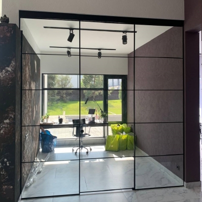 Трехсекционная перегородка Alatoz — раздвижная дверь по центру, верхний подвес