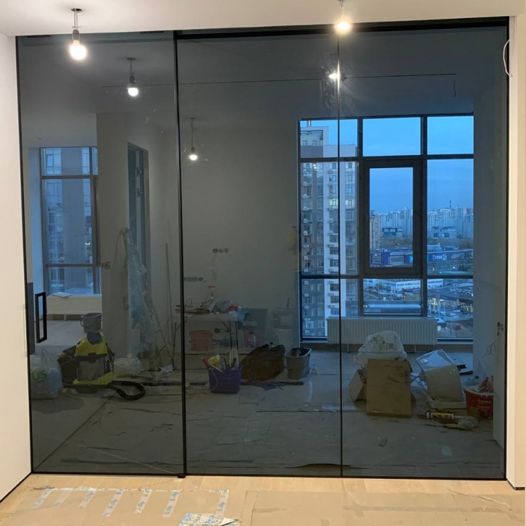 Трёхсекционная перегородка Cariñen — стеклографит, верхний подвес, закалённое стекло