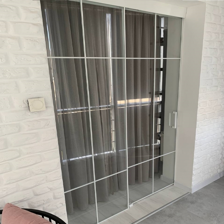 Loft перегородка Gualta – белый профиль, прозрачное стекло, выход на лоджию