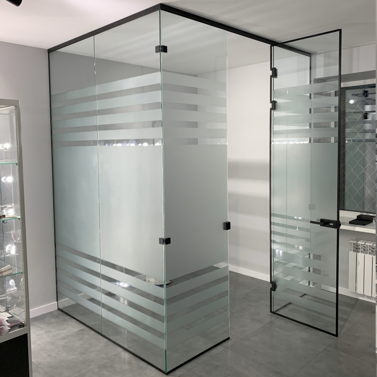 Одностворчатая стеклянная распашная дверь loft Lerma