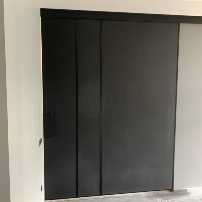 Раздвижная дверь Montoro — стекло графит-матовый, импосты, верхний подвес, крепление на стену