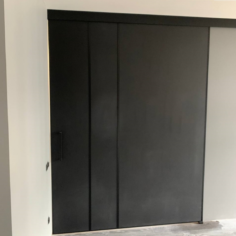 Раздвижная дверь Montoro — стекло графит-матовый, импосты, верхний подвес, крепление на стену