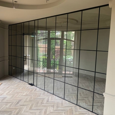 Межкомнатная loft-перегородка Navia – маятниковые двери, доводчик, декоративные полосы