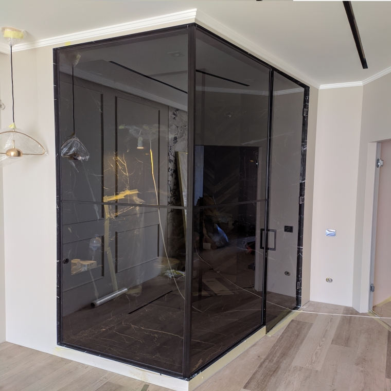 Угловая гардеробная loft-перегородка Olmeda — графитовое стекло, дверь