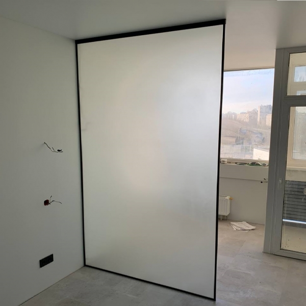 Стационарная матовая перегородка из закаленного стекла 10 мм в чёрном профиле Oropesa