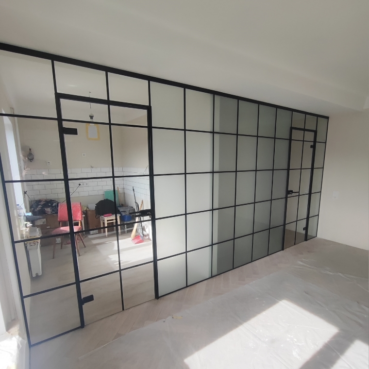 Распашная стеклянная перегородка Catalina