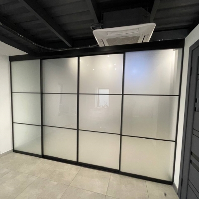 Раздвижная стеклянная перегородка с нижним подвесом Sevil