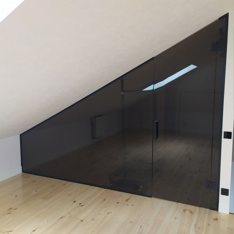 Loft перегородка Sabiote – графитовое стекло, двойная, для гардеробной под мансарду