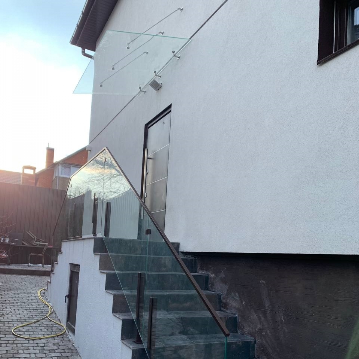 Стеклянный навес над крыльцом из прозрачного триплекса на вантах — Atri