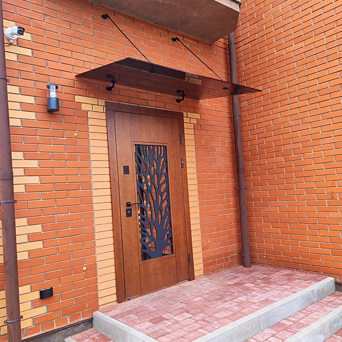 Стеклянный козырёк над входом из графитового стекла с чёрной матовой фурнитурой — Sulmona