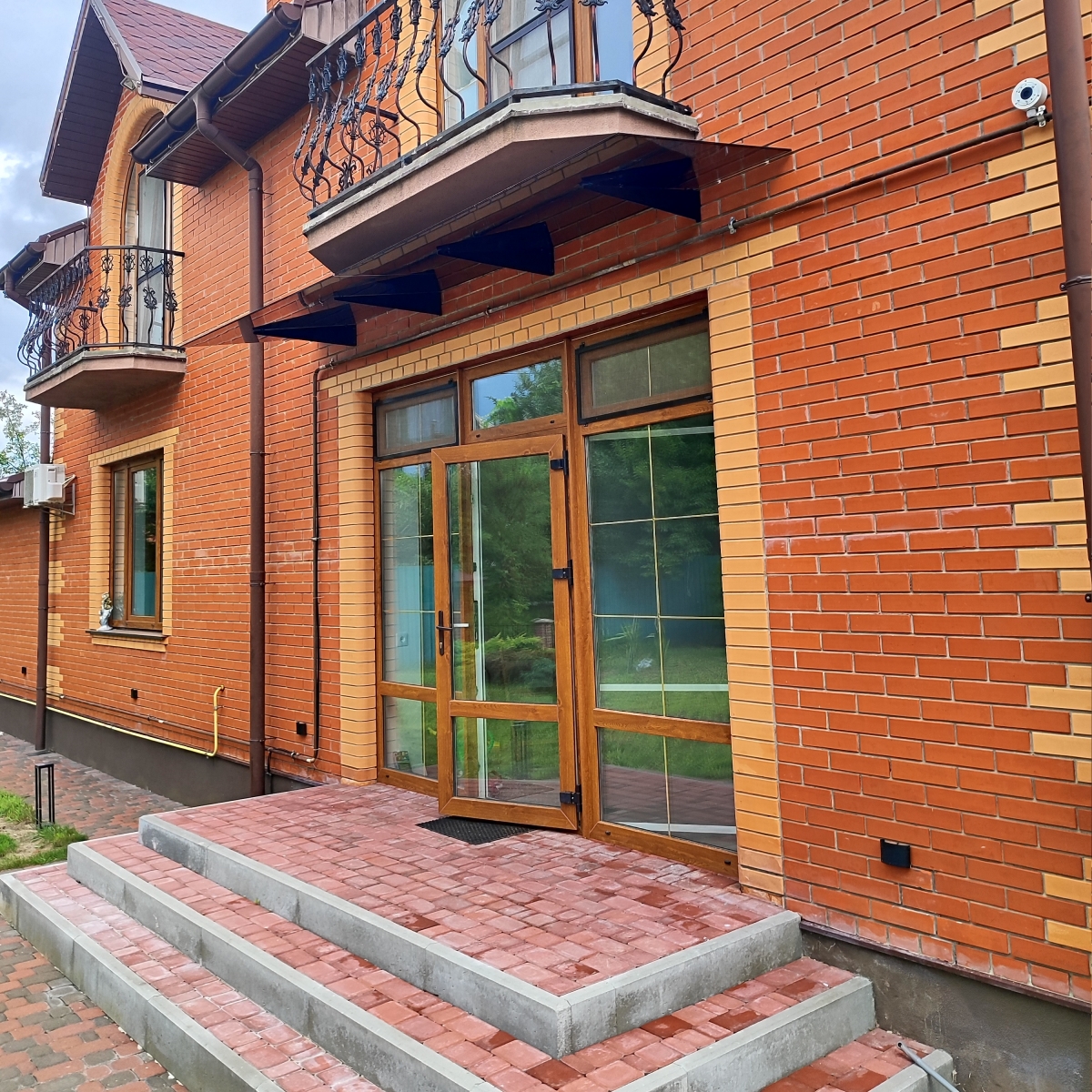 Лофт-навес над входом из двух частей на чёрных кронштейнах — Bosa