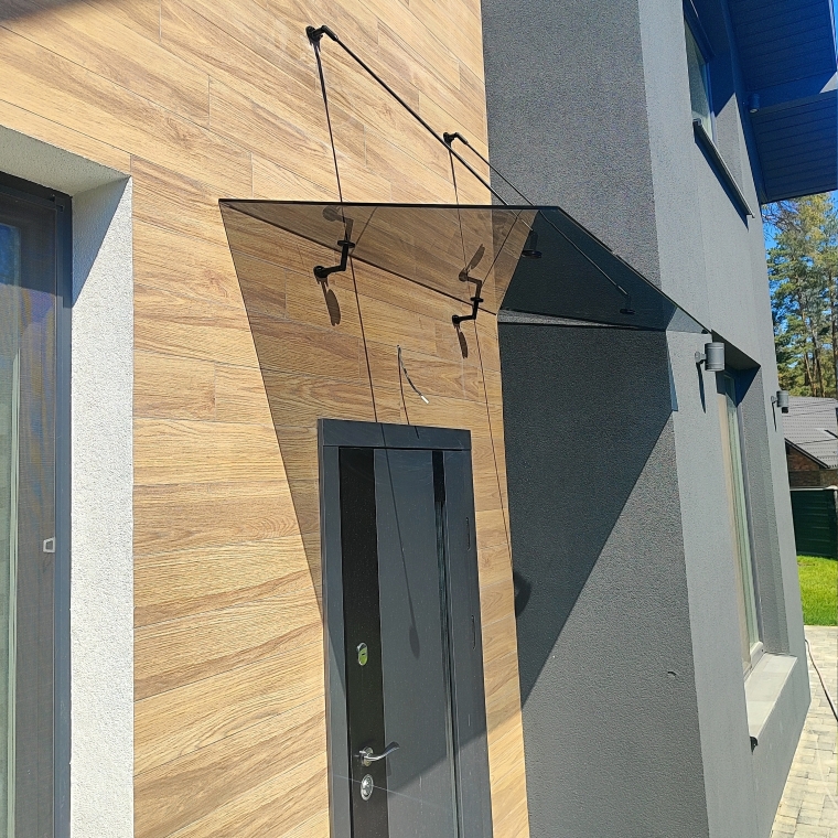 Стеклянный навес над входом из графитового стекла на чёрных матовых вантах — Calitri Стеклянный навес над входом из графитового стекла на чёрных матовых вантах — Calitri