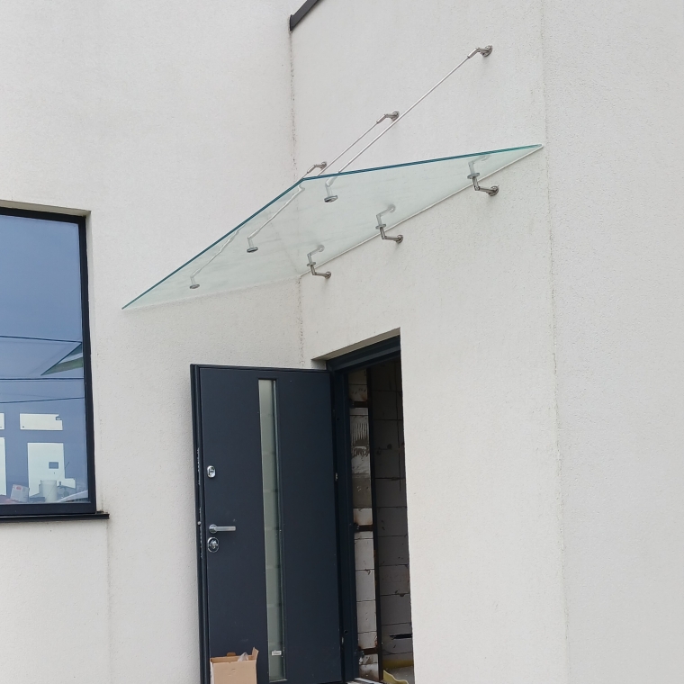 Стеклянный навес над входом на вантах из прозрачного стекла — Spello Стеклянный навес над входом на вантах из прозрачного стекла — Spello