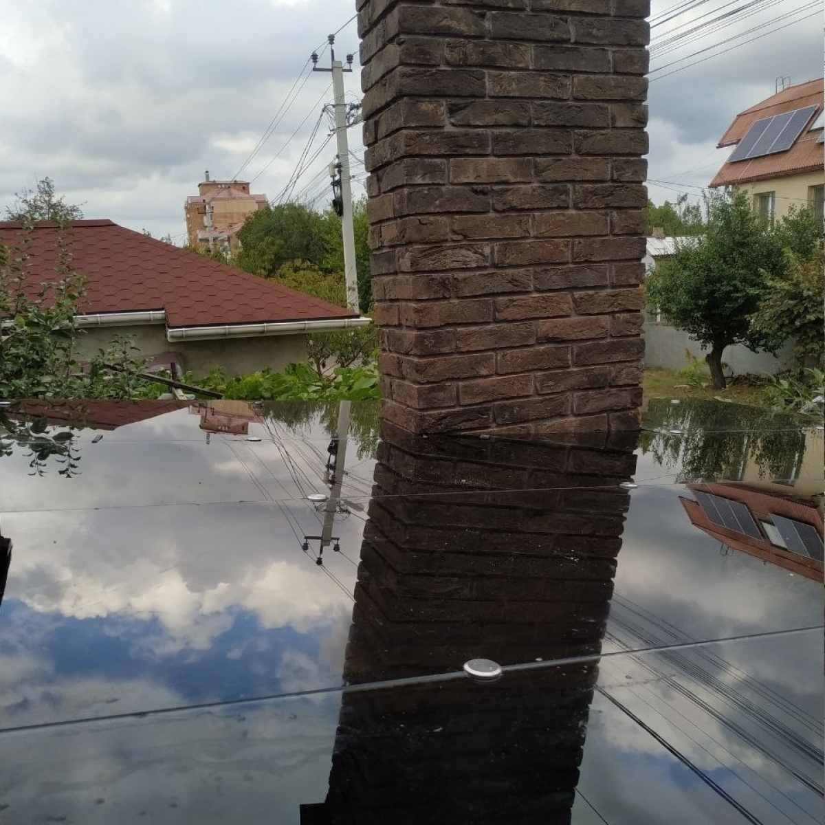 Стеклянный навес на деревянном каркасе из графитового триплекса 5.15 с обходом дымохода — Sansepolcro