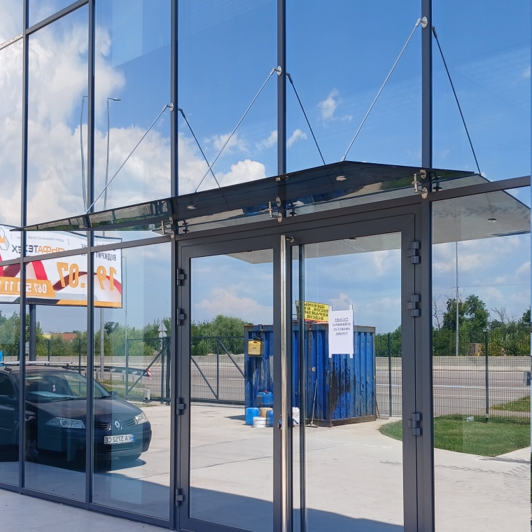 Стеклянный навес для коммерческого здания в фасадной системе из графитового стекла — Imola Стеклянный навес для коммерческого здания в фасадной системе из графитового стекла — Imola