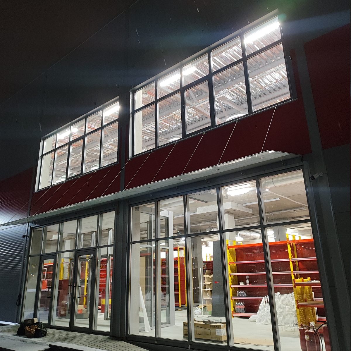 Двойной стеклянный навес над торговым залом длиной 11 м из нескольких секций — Vicenza