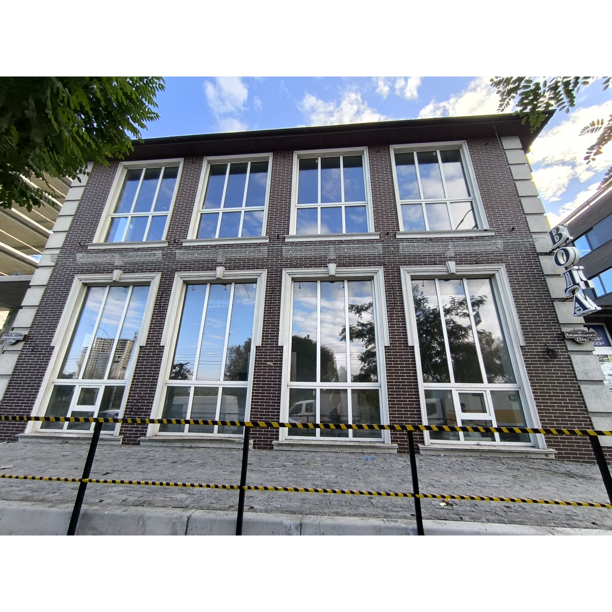 Стеклянный навес для коммерческого помещения «Новая Почта» из триплекса 6.16 на вантах длиной 10 м — Ravenna