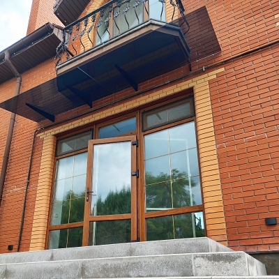 Лофт-навес над входом из двух частей на чёрных кронштейнах — Bosa