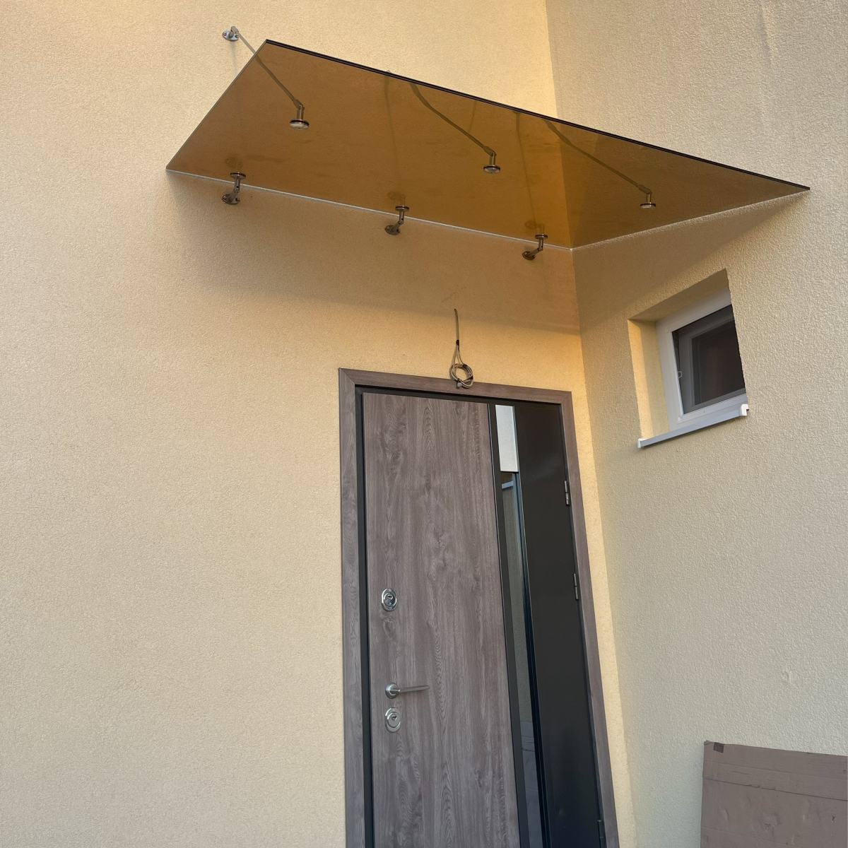 Стеклянный навес над частным домом из бронзового стекла на вантах — Nardò